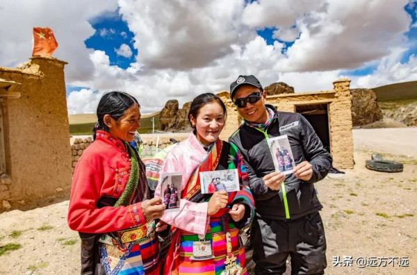 摩旅西藏的路上，我們闖入西藏小學，幹了件麼麼噠的事