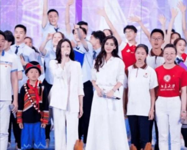 當兩個同樣身高的女明星站一起有了對比：這樣尷尬了嗎？