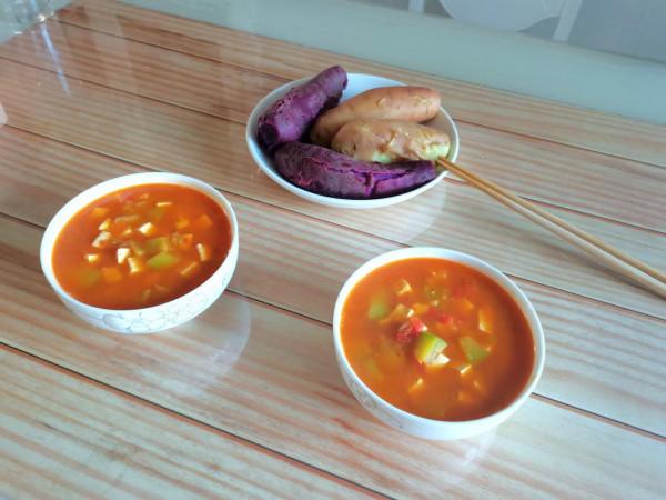 普通老百姓的餐桌，簡簡單單，花費不多，卻也吃得很香