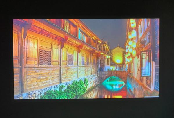 戶外看大片，辦公投文件，口袋鐳射投影機峰米P1效果實測