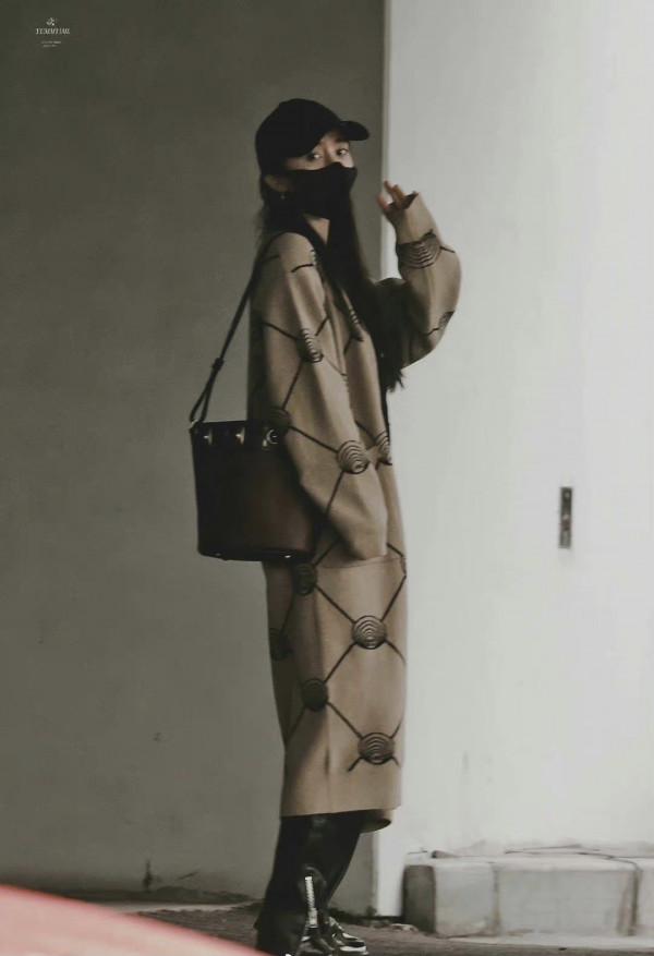 楊冪機場新造型，酷颯隨性秋日風滿滿