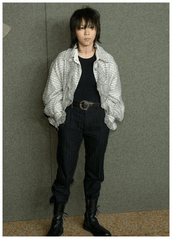 竇靖童終於找對風格了,西裝配條紋復古又高階,冷清氣質太像媽 竇靖童終於找對風格了,西裝配條紋復古又高階,冷清氣質太像媽