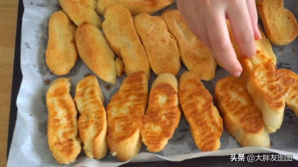 本以為是盤煎豆腐，試了一口，是麵包做的，軟嫩嫩超好吃