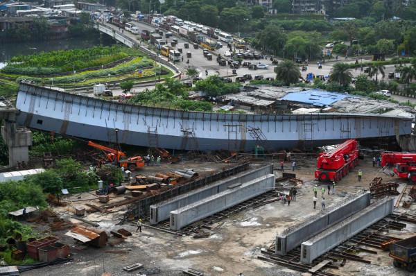 印度一在建橋樑倒塌 印度一在建橋樑倒塌