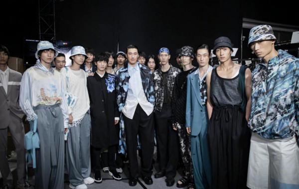 50歲胡兵走秀狀態佳,喜歡孩子卻始終未婚,公開表示遺憾錯過瞿穎 50歲胡兵走秀狀態佳,喜歡孩子卻始終未婚,公開表示遺憾錯過瞿穎