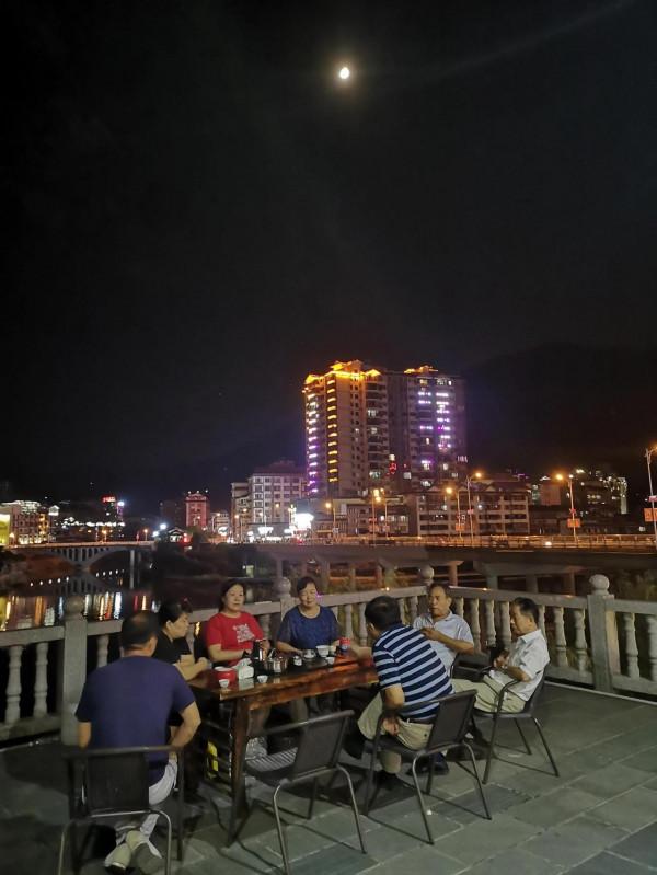 「詩配影照」七絕•月下品茶