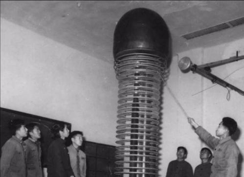 原子彈爆炸一年後，毛主席和周總理密談半小時，37年後才公佈內容