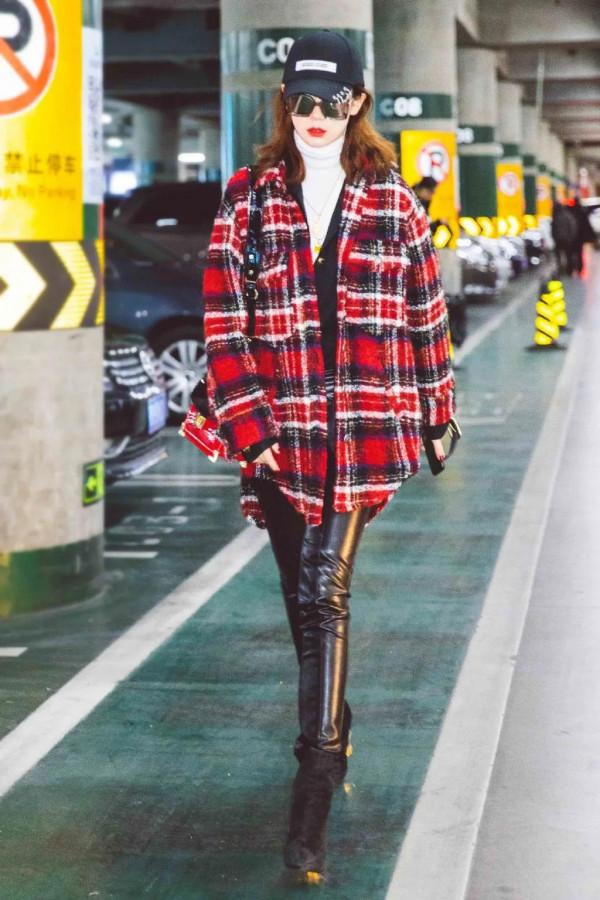 闊腿褲已經失寵了，今年流行的是“魷魚褲”，楊冪、戚薇都上頭