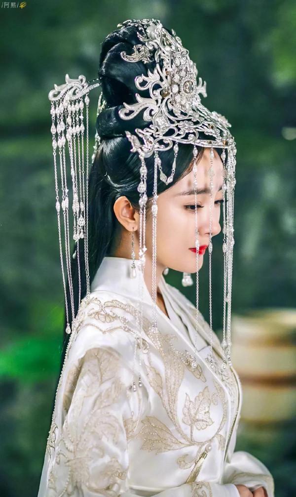 楊冪，不愧是微博粉絲上億的存在，隨便一個動作都很美