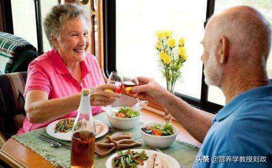 血壓高對老人威脅大,合理飲食能降低腦中風和心肌梗死的發生風險 血壓高對老人威脅大,合理飲食能降低腦中風和心肌梗死的發生風險