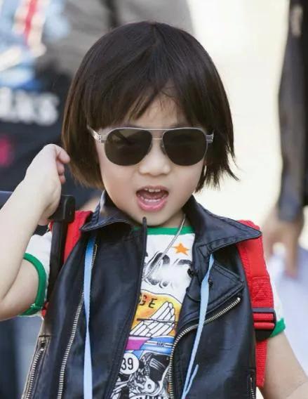 林志穎曬與大兒子Kimi合影，身高與父親已相差無幾