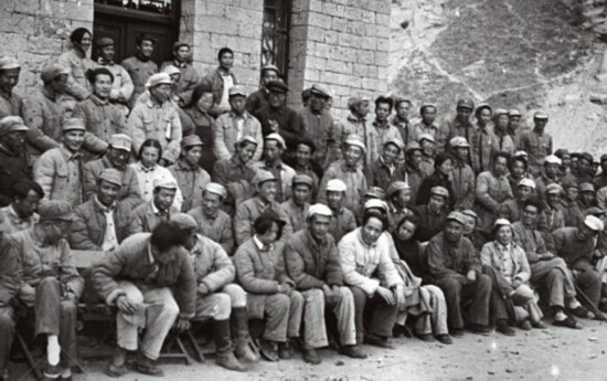 在近現代諸多知名作家中，毛主席為何青睞女作家丁玲？還為她寫詩