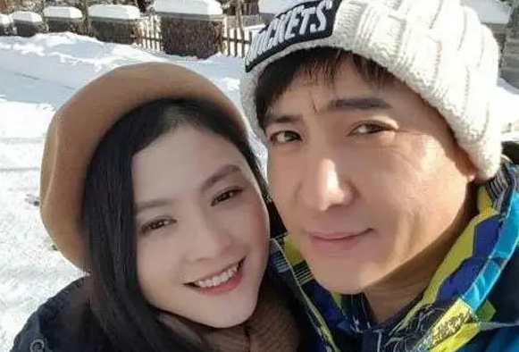 沈騰一家三亞度假，3歲兒子剃光頭氣質隨爹，父子海邊互動很暖心