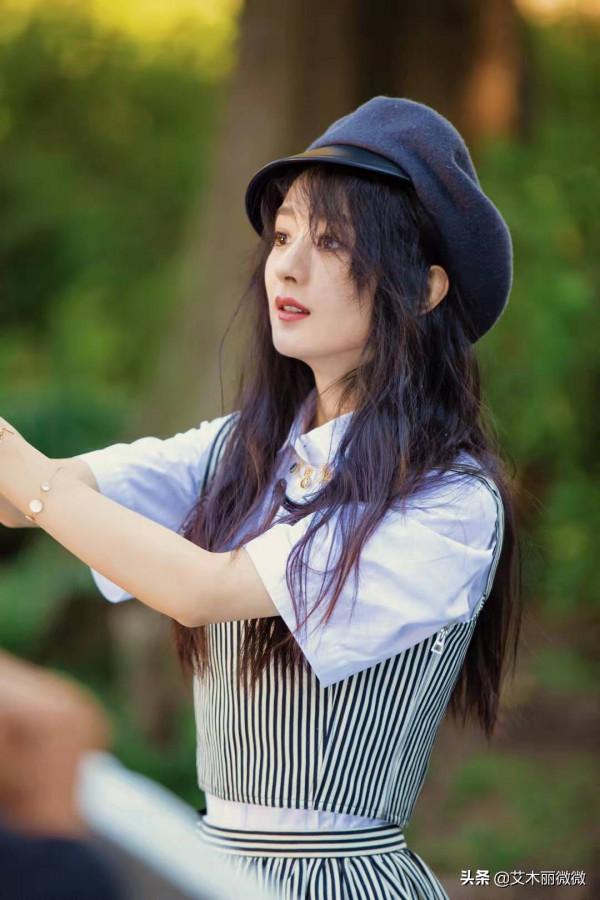 真清純還是“裝”清純？趙麗穎穿襯衫百褶裙扮學生妹，少女感滿滿