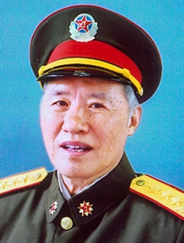 遲浩田離開濟南軍區，進京擔任總參謀長，他原先的職務由誰接替？