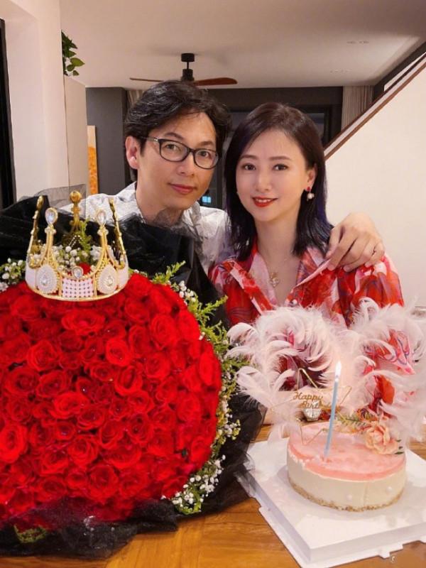 53歲翁虹曬全家福慶生自詡只有35，13歲女兒親自為媽媽做大餐