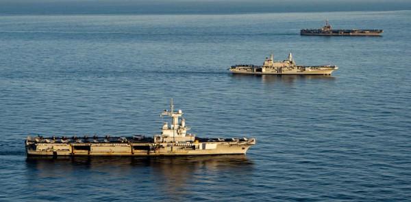 法國航母戰巡，向俄軍施壓，空中加油出洋相，陣風M戰機差點餵魚