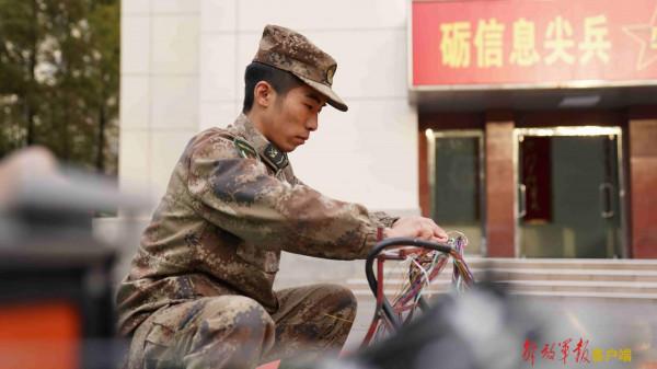 銀線纏繞的青春：通訊兵的365天