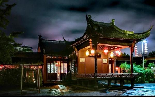 民間故事:木匠夜歸,察覺女子搭臺唱戲有端倪,他閉上眼逃過一劫 民間故事:木匠夜歸,察覺女子搭臺唱戲有端倪,他閉上眼逃過一劫