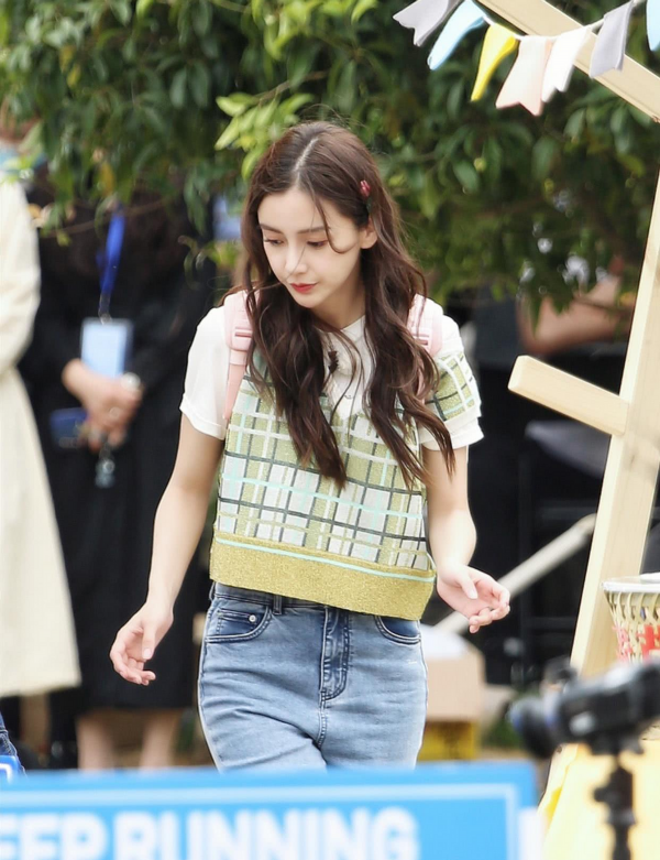 Baby真是瘦得過分了，臉上戴著眼鏡，顯得法令紋更明顯了