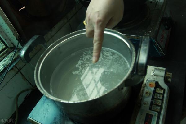 長期電熱壺燒水喝，到底是“養生”，還是“養癌”？別不放在心上