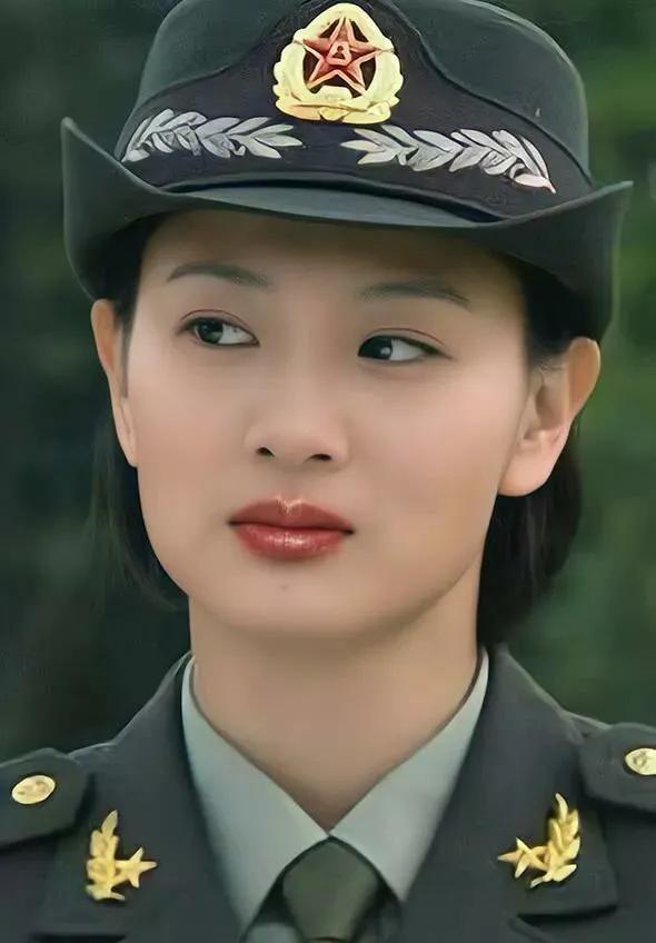 軍旅劇女神侯夢莎，英姿颯爽，威武霸氣