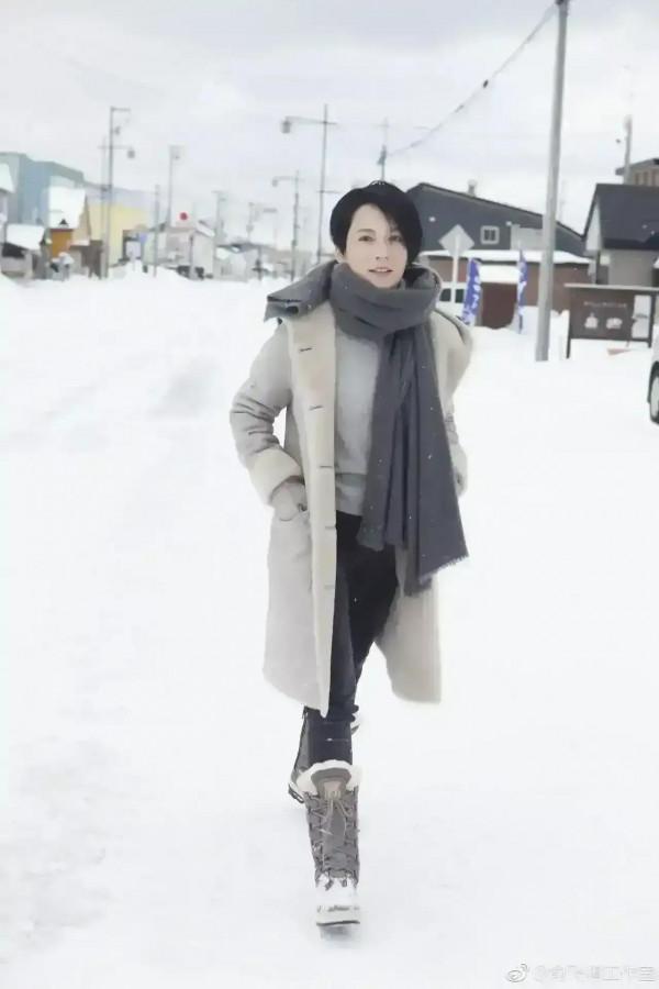 俞飛鴻身輕如燕，踏雪無痕，欣賞雪景太美了