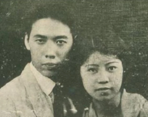 安娥懷著田漢骨肉退出三角戀，幫他籌集離婚費，糾纏20年終成眷屬