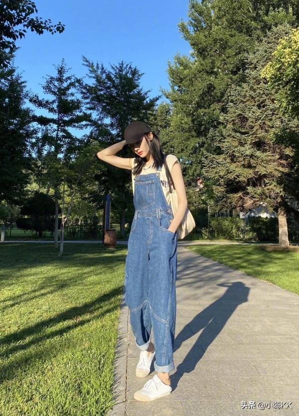 迪麗熱巴曬出遊照美貌線上，少女感穿搭溫柔減齡，堪稱穿搭模板