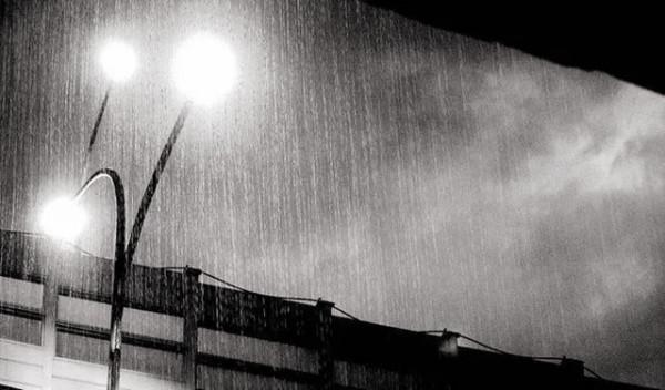 60年代湖北關羽墓被挖開，墓室盡頭，發現4根鐵鏈懸掛的古棺