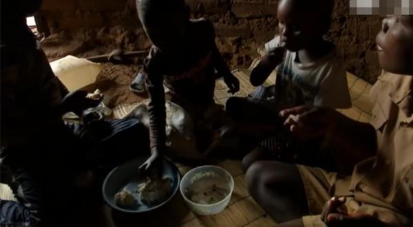 在非洲生活有多難？孩子們喝泥水，在沒屋頂的教室頂著烈日上課
