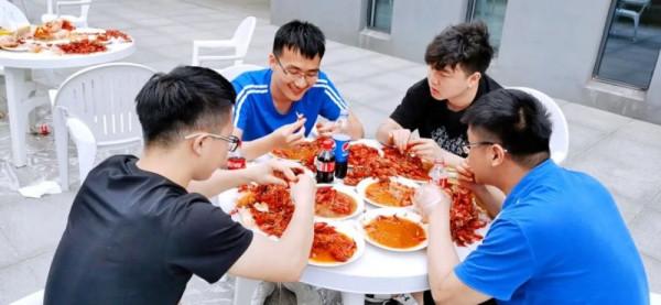 高校全魚宴,連吃十天不要錢!學生:親手喂大的魚真香 高校全魚宴,連吃十天不要錢!學生:親手喂大的魚真香