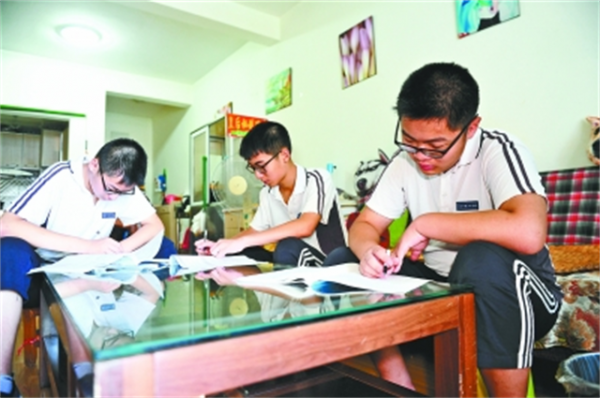 丈夫病逝後，農村媽媽打工擺攤養育三胞胎，仨兒子一個比一個爭氣