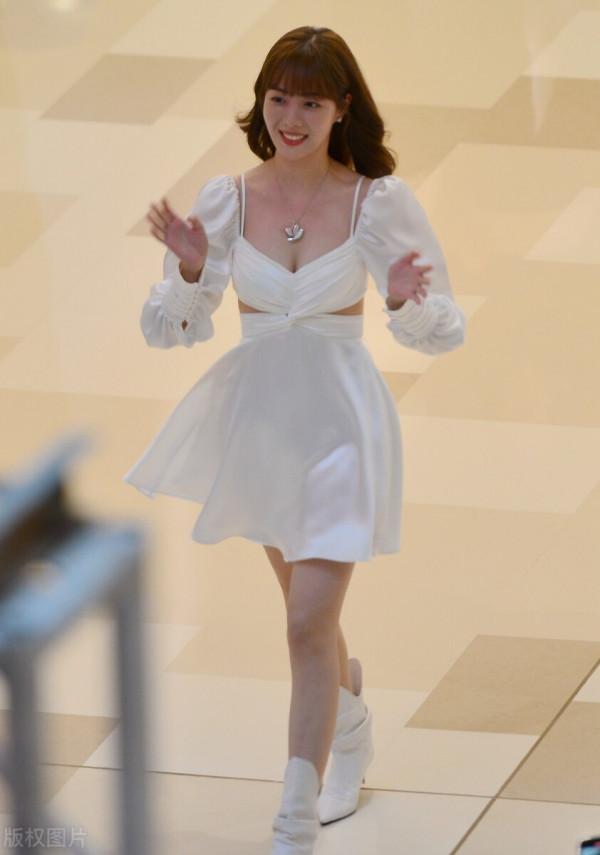 趙堯珂才是真正的白富美,穿緞面小白裙身材立體挺拔,甜美又大方 趙堯珂才是真正的白富美,穿緞面小白裙身材立體挺拔,甜美又大方