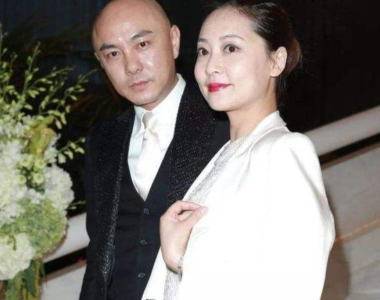 張衛健夫婦吃火鍋被拍，女方飯後抽菸挖鼻孔，網友：太接地氣了