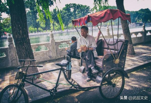 “清朝王爺”北京拉車38年，每小時收150元，稱：我就值這個價