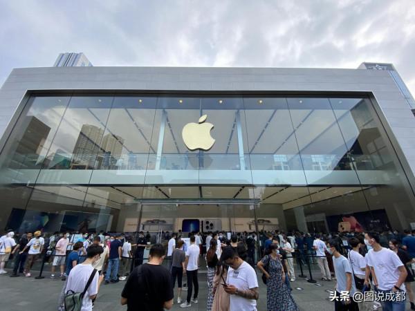 蘋果13開售，上百人排隊購買，黃牛加價銷售