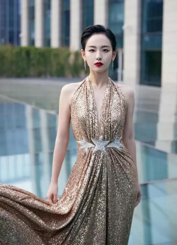 明星的美圖世界秀之張嘉倪金色禮服