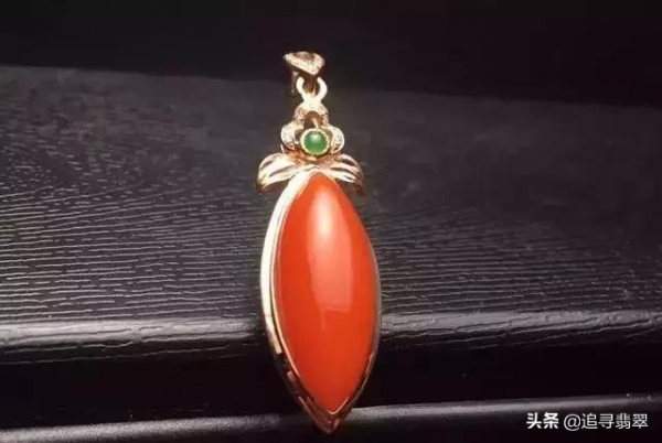 為什麼翡翠開採後是切開，而南紅要“砸”開