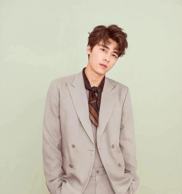 頂級男神李易峰，簡直帥成一道光