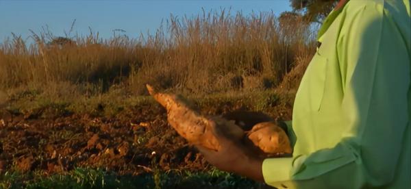 在非洲生活有多難？孩子們喝泥水，在沒屋頂的教室頂著烈日上課