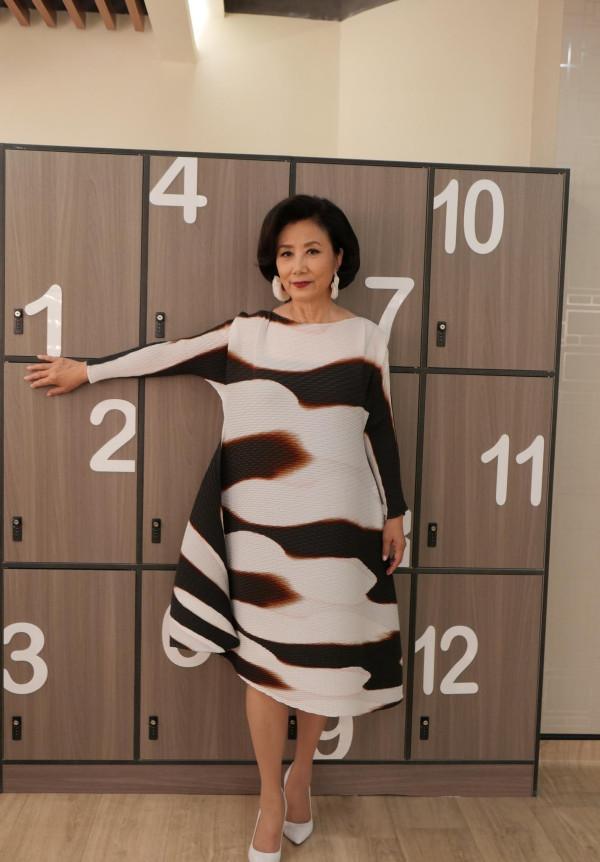 74歲的汪明荃穿衣真拉風,濃妝長裙配高跟鞋,時髦裝扮十分搶鏡 74歲的汪明荃穿衣真拉風,濃妝長裙配高跟鞋,時髦裝扮十分搶鏡