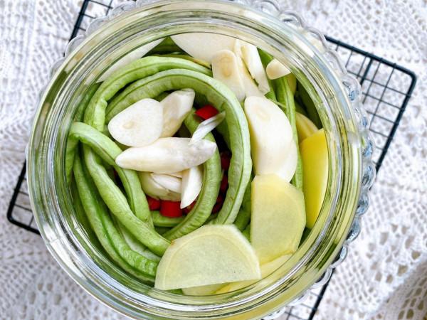 想吃酸豆角自己在家做，2種醃製方法，2天就能吃，酸辣脆爽不變質