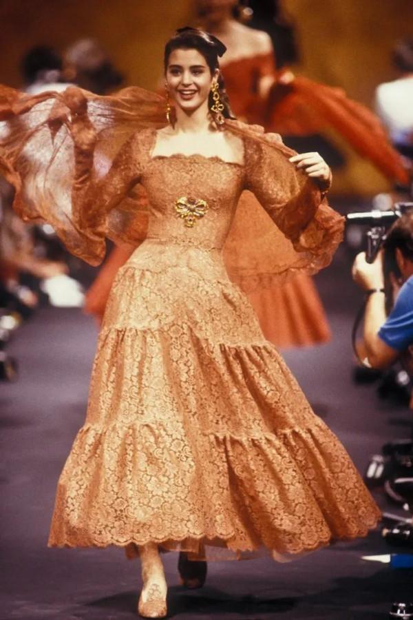 朱珠曬全家福,她的金耳環好搶鏡 朱珠曬全家福,她的金耳環好搶鏡