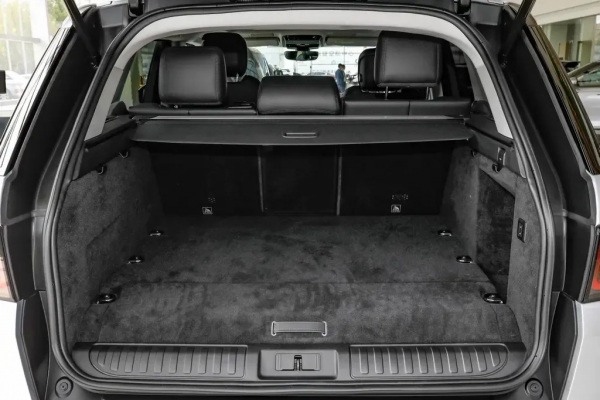 百公里油耗2.7L，能夠6.3秒破百，攬勝運動版PHEV強不強？