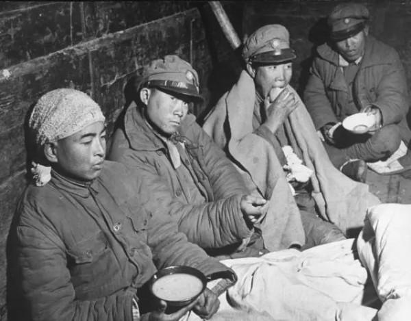 黃淑被俘後，為掩蓋身份，扔掉佩劍，甩掉肩章，謊稱自己是個中校