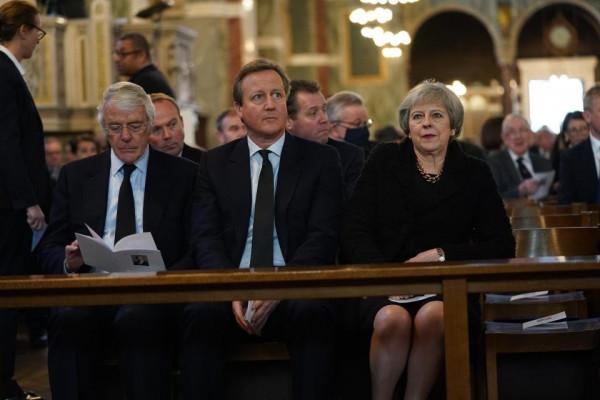 英國3位首相齊聚葬禮，梅姨優雅，卡梅倫戴老花，鮑里斯像佩奇