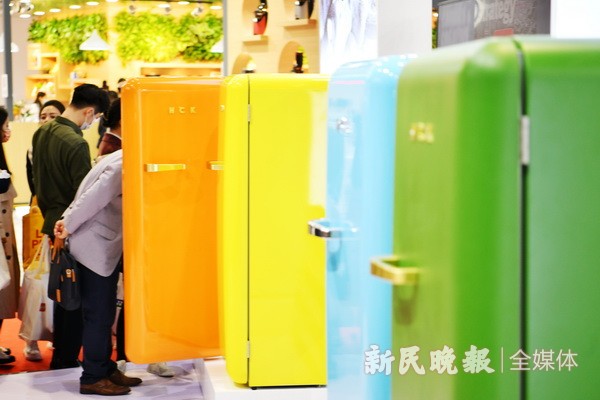 生活中需要色彩 進博會上的冰箱不再是黑白灰