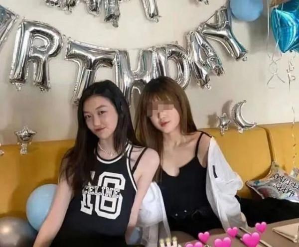 李嫣現身醫院繪畫，展露藝術家天賦，穿黑色吊帶辣妹風十足