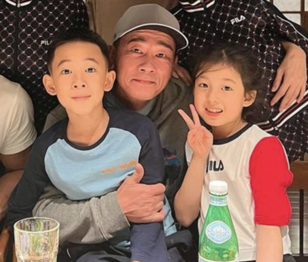 劉畊宏曬爸爸5聚會照,春哥一手抱Jasper一手抱小泡芙,笑容滿足 劉畊宏曬爸爸5聚會照,春哥一手抱Jasper一手抱小泡芙,笑容滿足